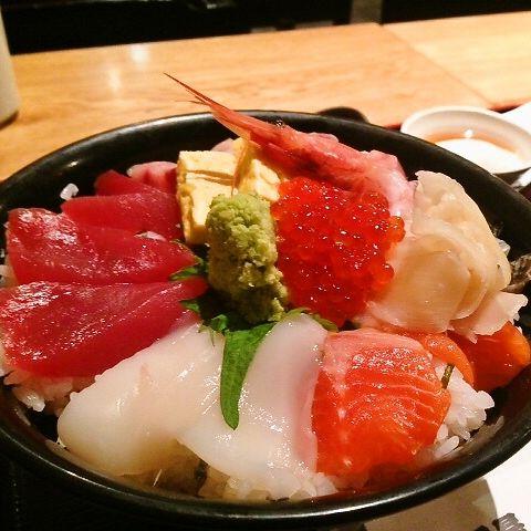 魚の三是 新宿西口大ガード店(写真 1)