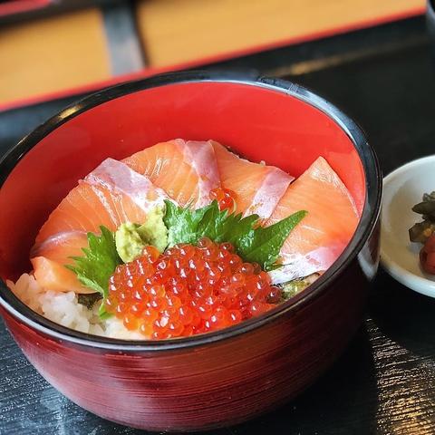 鮮魚、刺身、生しらす、日本酒 魚ゆるり。(写真 1)