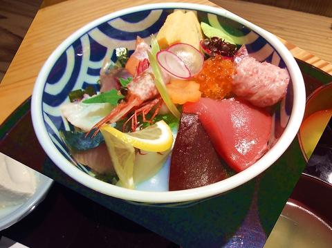 おいしいモツ鍋と博多の鮮魚 湊庵(写真 1)
