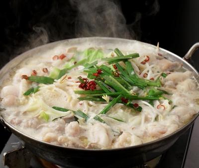名物鶏ちゃんこ鍋、とんこつ豚バラ鍋、豚キムチ鍋スープが自慢です。2～3人前で1580円～