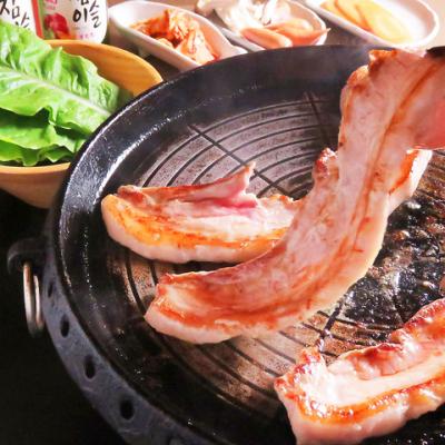 【韓国料理の定番】厚めにスライスした食べごたえ抜群のサムギョプサルがおすすめ！