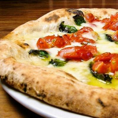 こだわりの「食材」と「薪窯」で、プロが作る絶品の「ピザ」。おすすめはD.O.Cモッツアレラとプチトマト