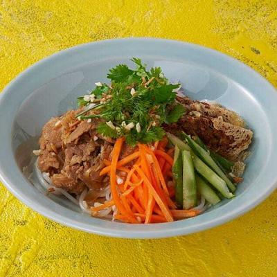 フランス生まれ のベトナム育ちの混ぜ麺 ”ボブン”