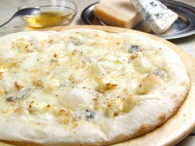 毎日生地から作る自家製ピザ！大人気の4種のチーズピザ☆横浜駅のピザ専門店、イタリアンにも負けません！