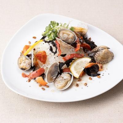 黒ミル貝とあさりの海鮮サラダ