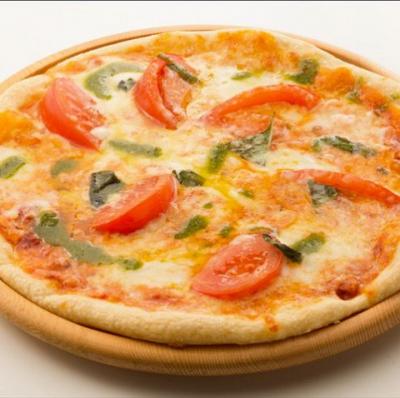 完熟トマト特製とバジルソースのピザ