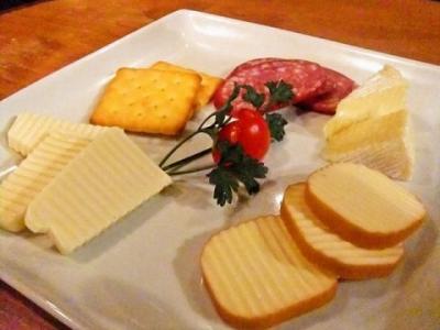 チーズとサラミの盛り合わせ