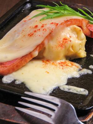 当店自慢の”芳寿豚ベーコンのチーズ焼き”を堪能してください！