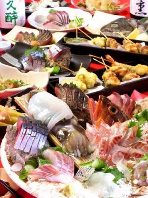 ヤリイカの姿造りと天然鮮魚の豪華刺し盛りや旬の味覚・人気メニューが堪能できるコースは3300円～