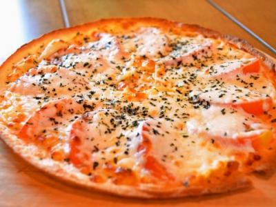 モッツァレラチーズとトマトのピザ