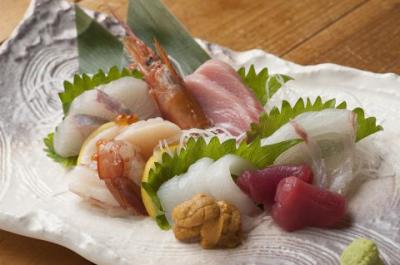 新鮮な海鮮丼メニュー【上造り】旬の魚がたっぷり！1,800円(税込)