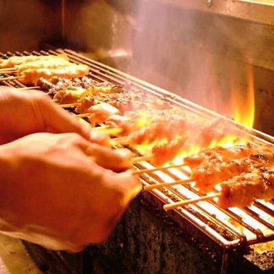難波で新鮮な地鶏を使用した鶏料理が名物！炭火で丁寧に焼き上げておりますので、ふわっと柔らか食感！