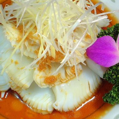 9月のおすすめ料理/紋甲イカの湯引き紅油ソース掛け葱油風味