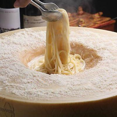 濃厚チーズの香り！イタリア産グラナパダーノの【巨大ホールチーズ】で仕上げるクリームパスタ