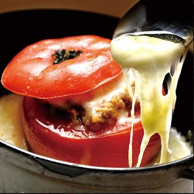 【Vina Vin Vino 新宿店人気No.1メニュー】丸ごとトマトのオーブン焼き ◆香ばしい挽き肉ととろとろチーズ