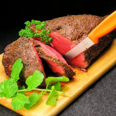 人気の“ローストビーフ”☆こだわりのお肉専用スパイスをたっぷりとすり込み、じっくりと焼き上げた逸品。