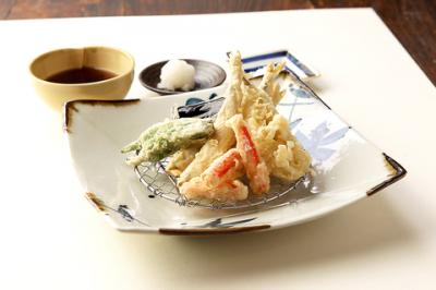 紅ズワイ蟹とわかさぎと舞茸の天ぷら盛り合わせ