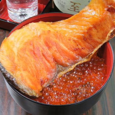 【しば田名物！】大ぶり新鮮なこんがり鮭ハラスと道産いくらの一心丼