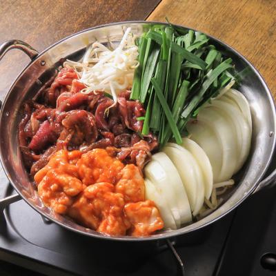 【北海道十勝名物「ホルジン鍋」】特製タレに付け込んだラム肉とプリプリのホルモンが旨い♪