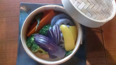 五色の蒸し野菜の盛り合わせ ―塩・味噌・蝦夷山椒―