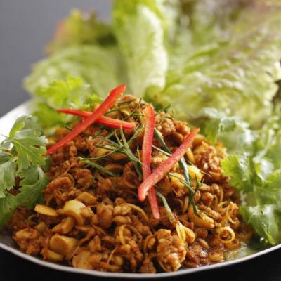 タイ南部名物 豚肉とハーブのターメリック炒め 葉野菜添え