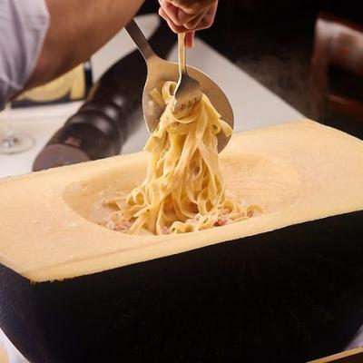 【リピート率NO.1！】ライブ感満点◎大きいチーズの中で仕上げる濃厚カルボナーラフィットチーネ