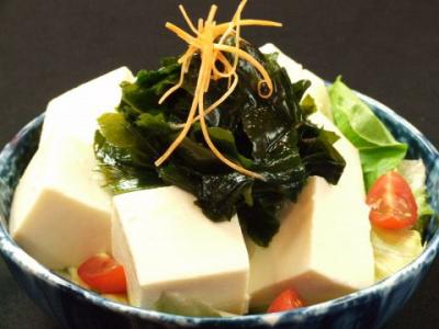 キャベツとハムのパリパリサラダ/わかめ豆腐サラダ