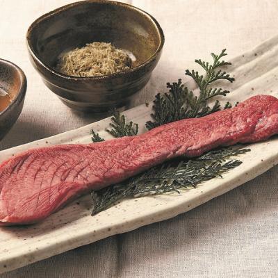 【川崎で上質な肉に舌鼓】贅沢…塊”生”牛タンを目の前で焼き上げる「名物牛タンの一本焼き」