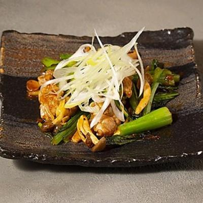 鶏せせりと広島県産小松菜のピり辛焼