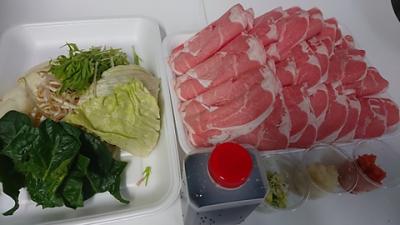 肉500グラム、野菜、たれ、薬味のセットで3300円