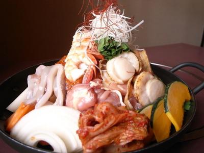 「福茂千」のヘムルダッカルビ(海鮮と若鶏の韓国風鉄板焼鍋) 1人前