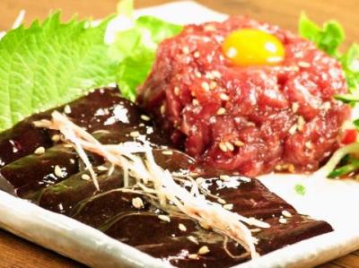 『安心・安全』な特製さくら肉のユッケ＆レバ刺し 935円(税込)