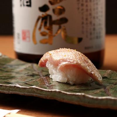 鮮度抜群の魚を自家製“ゆず塩”で味わう名物寿司。生け簀から捌く獲れたての味を是非