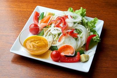 見た目もキレイ☆” 旬の厳選された有機野菜を使用したサラダ 自家製有機ドレッシングとご一緒に♪