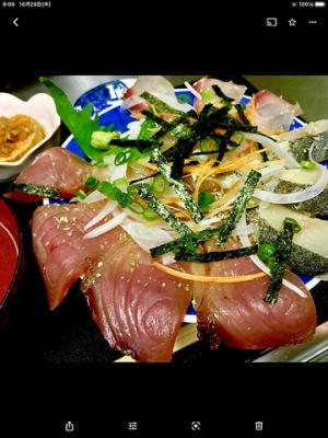 海鮮定食 まつき名物！！海鮮三色はみ出しお造り海鮮丼定食(土日、祭日もご提供しています。1591円税別)