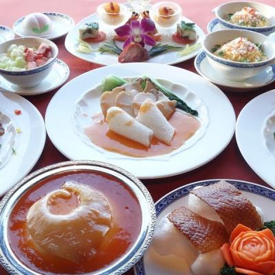 横浜で絶品中華料理を楽しむ。ふかひれ・鮑・北京ダックなど含む贅沢コース『朱雀』全9品は税込14,300円。