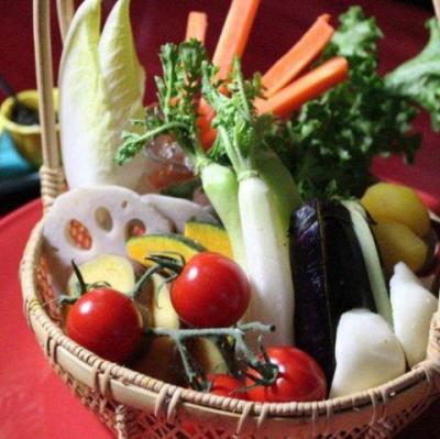 籠盛りの美味しい野菜「なつみサラダ」