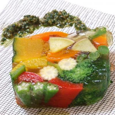 【彩り野菜の冷製テリーヌ】日替わりで、有機野菜を