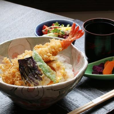 【海老天丼】油の王様「綿実油」を使用。まろやかな味わいと上質なコク、サク ッと美味しい天ぷらをどうぞ