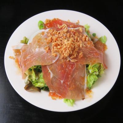 イタリア産生ハムの和風サラダ/オニオンドレッシングの海鮮サラダ