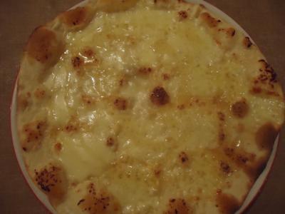 【春のオススメ】モッツァレラチーズとホワイトチョコとはちみつのピッツァのピッツァ